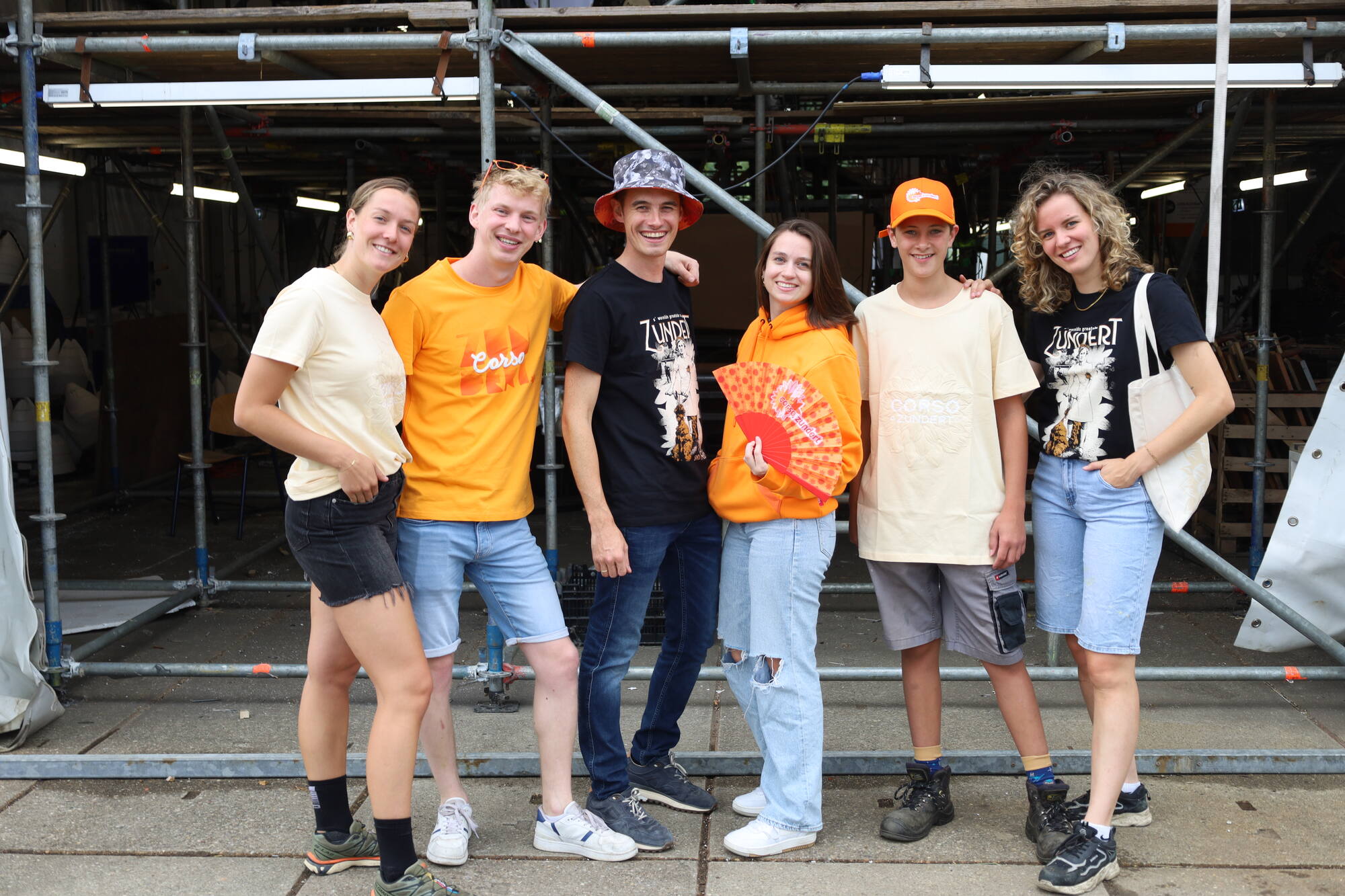 Vrijwilligers in Corso Zundert-merchandise bij de bouwplaats