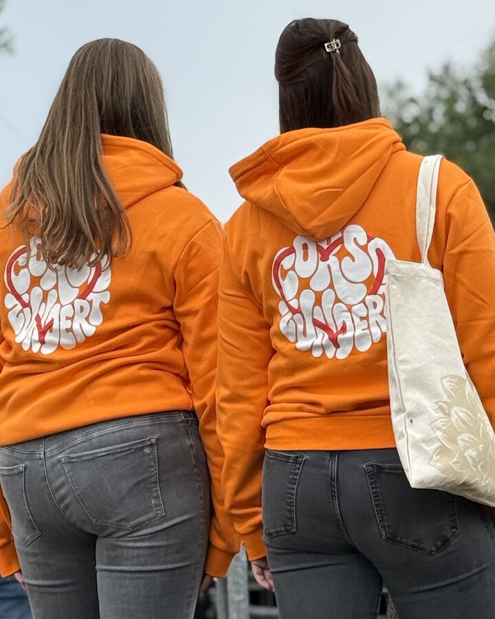Twee vrouwen in de oranje hoodie, achterkant