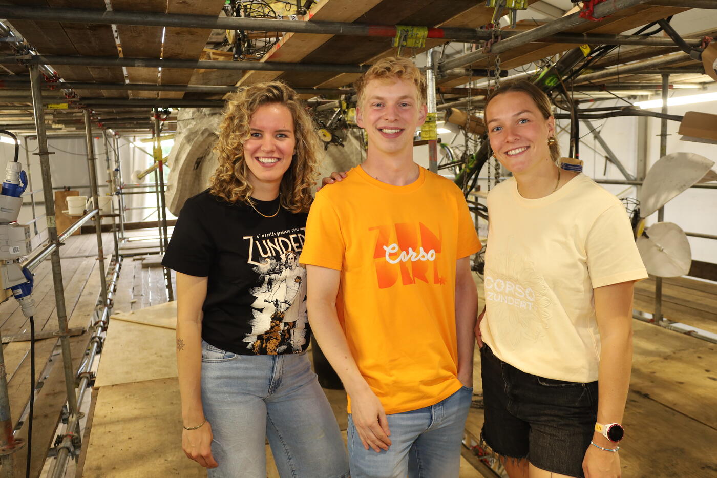 Drie vrijwilligers in Corso Zundert T-shirts